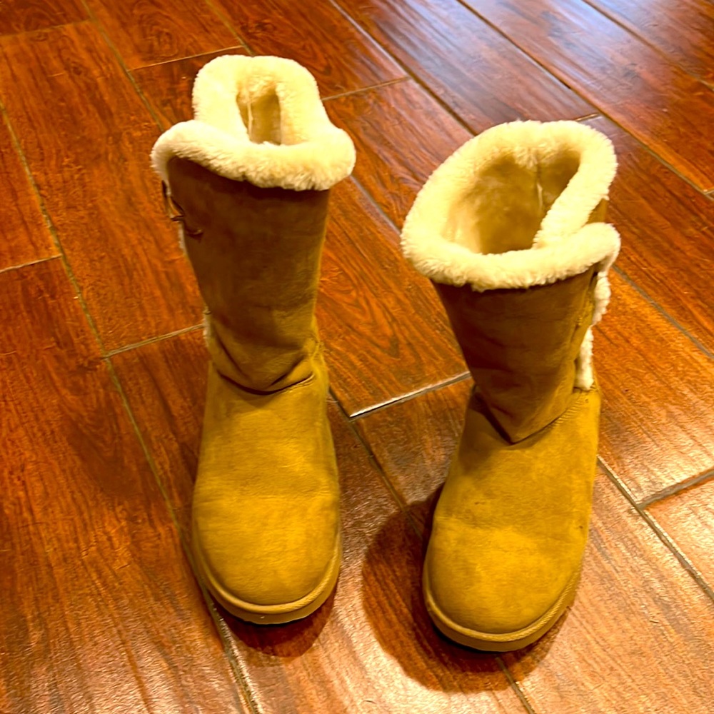 Women’s winter boots tan suede size 8